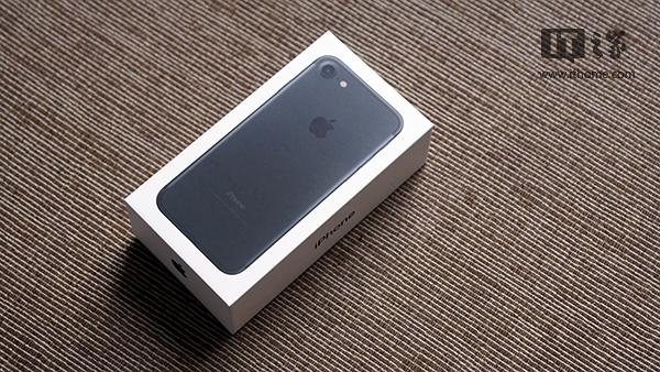 iphone7的包装盒,背面素颜朝天,只有jet black亮黑版采用黑色外